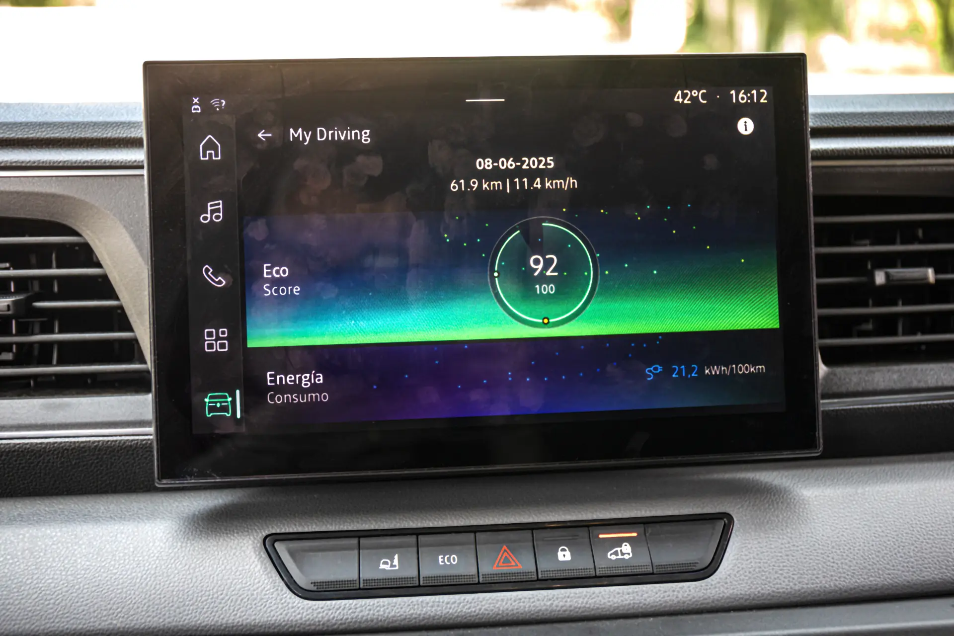 La pantalla del salpicadero de un furgón Renault Master muestra una puntuación de ecoconducción de 92/100, el consumo actual de energía y una temperatura exterior de 42 °C.