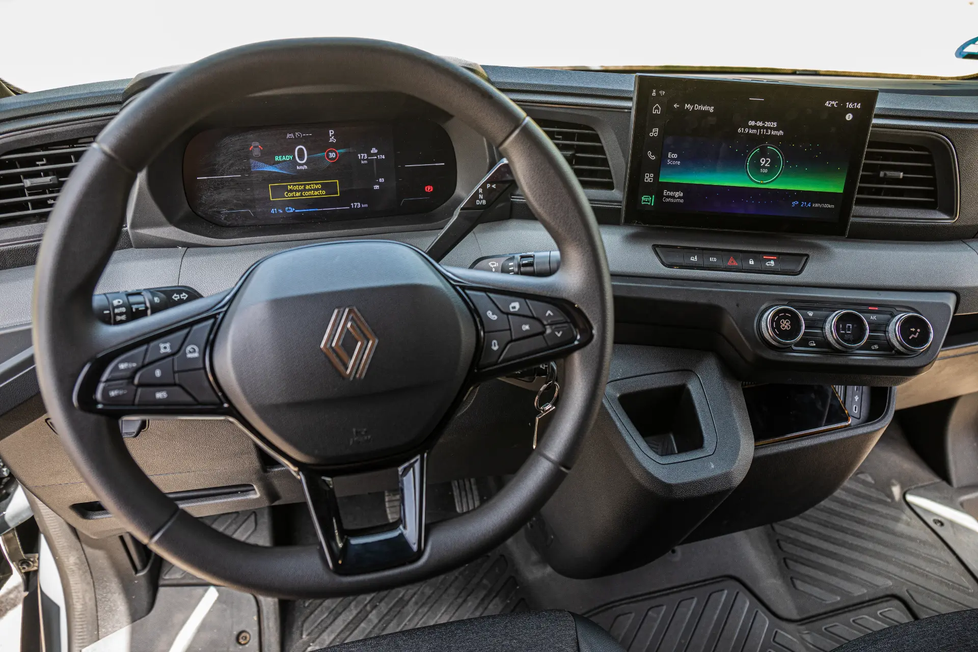 Detalle del salpicadero de un Renault Master con pantallas digitales, volante y botones de control de la climatización, que pone de manifiesto las avanzadas características de las furgonetas eléctricas modernas.