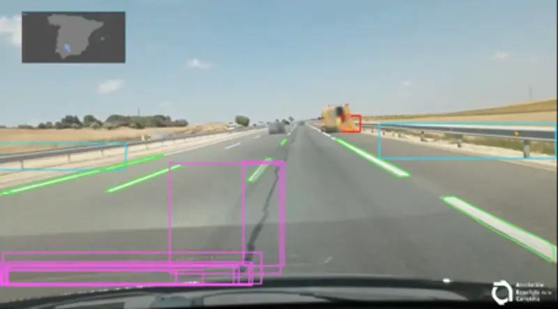 Vista desde un coche en una autopista con marcas de carril y vehículos distantes, además de casillas de detección resaltadas-ideal para proyectos de conservación de carreteras y Euroconsult Nuevas Tecnologías.