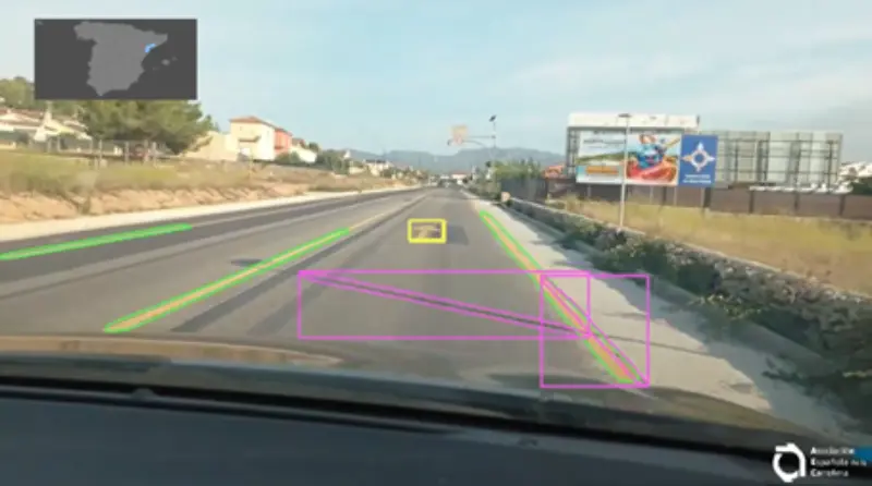 Vista de la cámara del salpicadero de un coche que muestra los carriles detectados y los objetos marcados con recuadros de colores, mejorada mediante inteligencia artificial de Euroconsult Nuevas Tecnologías para un mantenimiento viario preciso en carretera.