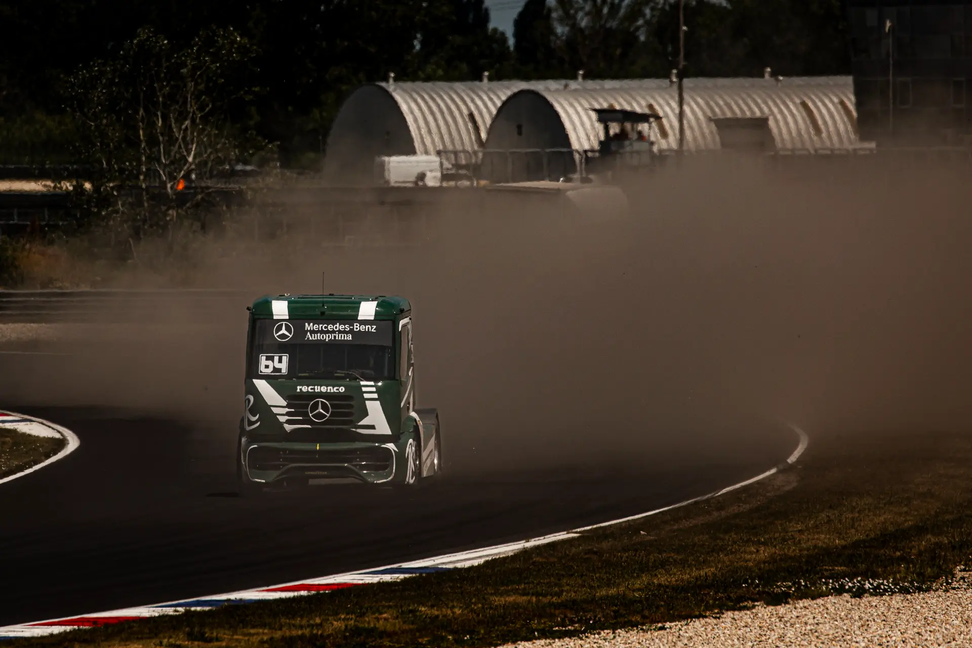 Un camión de carreras levanta una nube de polvo mientras toma una curva a toda velocidad en el Europeo de Camiones de Eslovaquia.