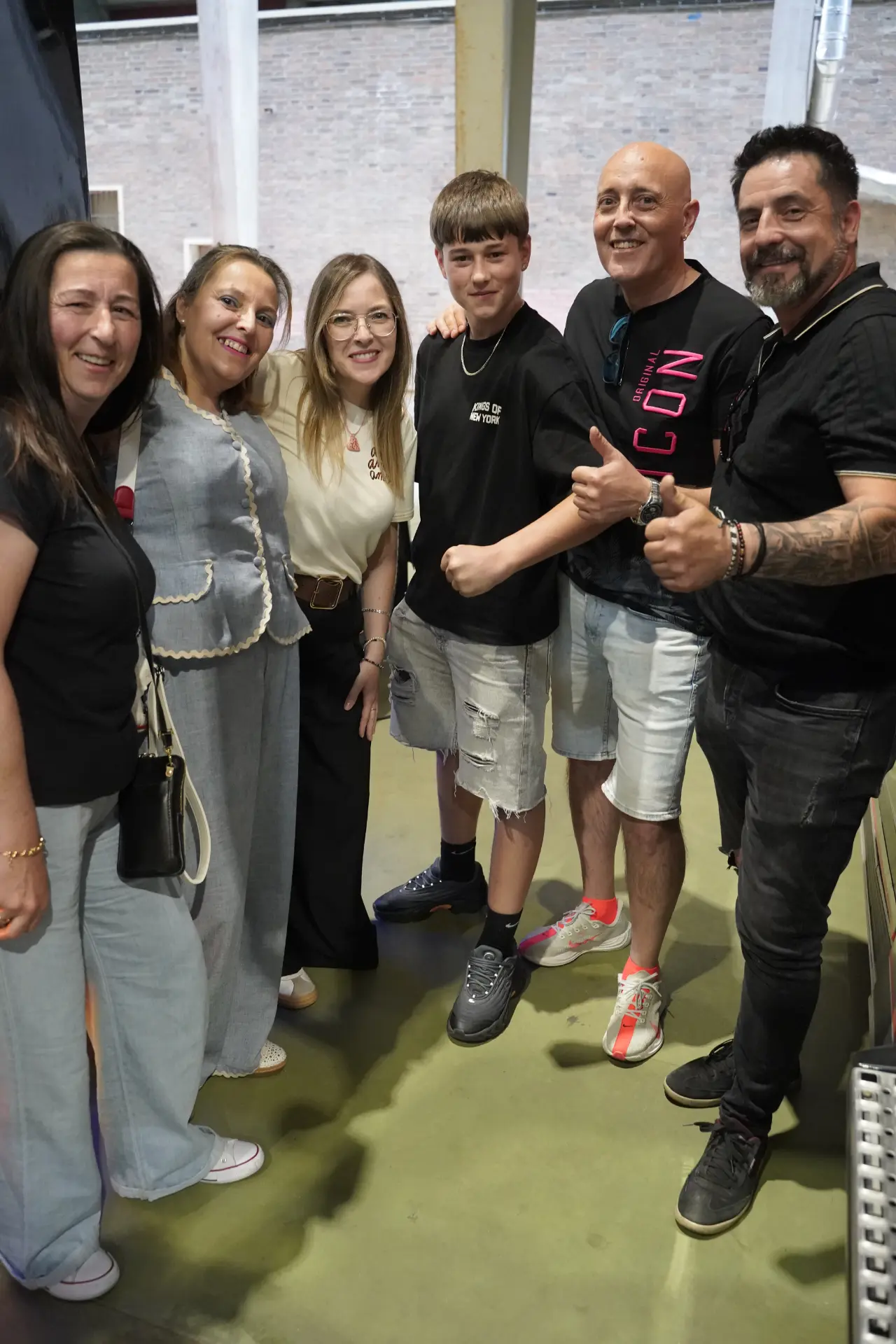 Seis personas permanecen muy juntas en el interior, sonriendo y posando para una foto de grupo tras asistir a la concentración solidaria de camiones y vehículos en Ávila.