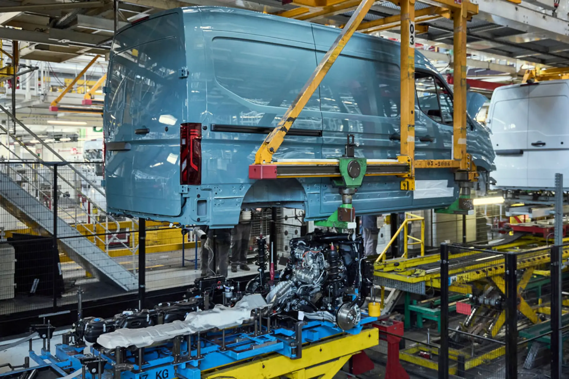 En la planta de fabricación de vehículos de Batilly se está montando una furgoneta Renault Master en una línea de producción automatizada.