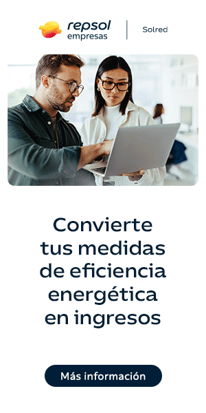 Dos personas miran un ordenador portátil; Repsol Empresas promueve soluciones de eficiencia energética adaptadas a las empresas.