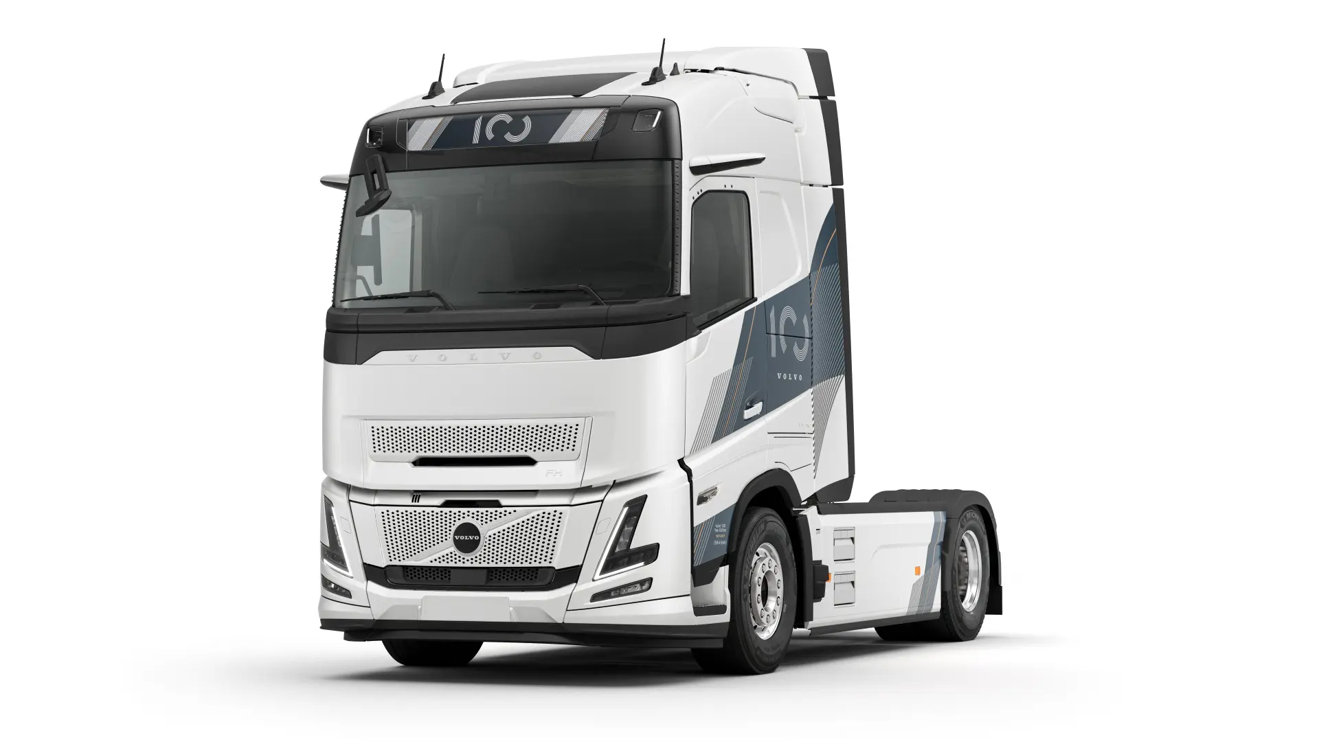 Cabina de un semirremolque Volvo FH Aero de color blanco, con un diseño moderno, vista desde la parte delantera izquierda sobre un fondo blanco liso.