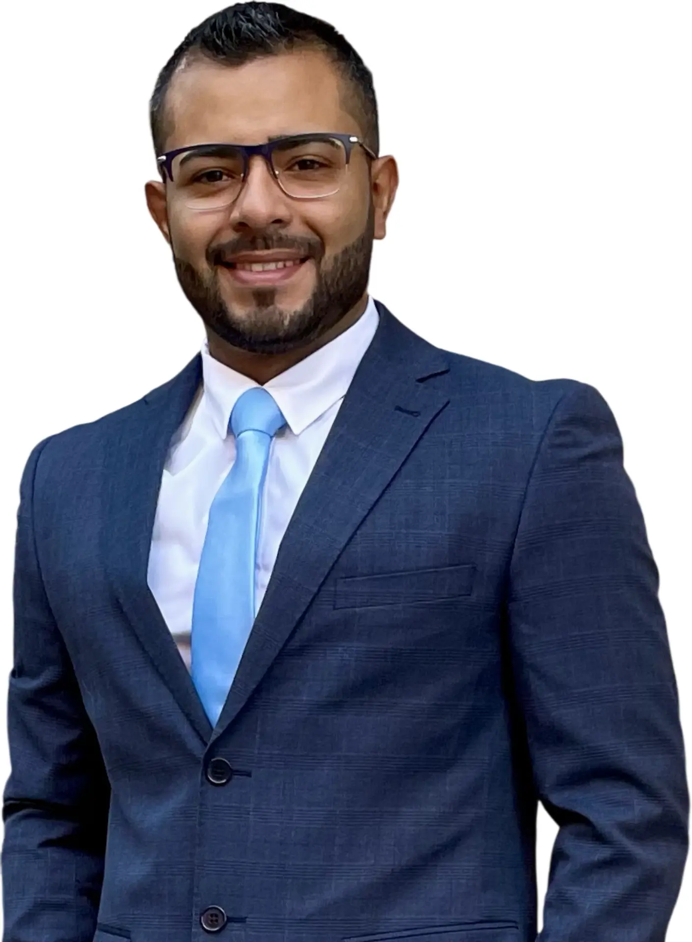 Hombre con traje azul, camisa blanca y corbata azul claro, sonriente, con gafas y pelo corto, sobre fondo blanco: representa la profesionalidad moderna imprescindible para la digitalización de procesos como el documento electrónico de control administrativo en el transporte de mercancías.