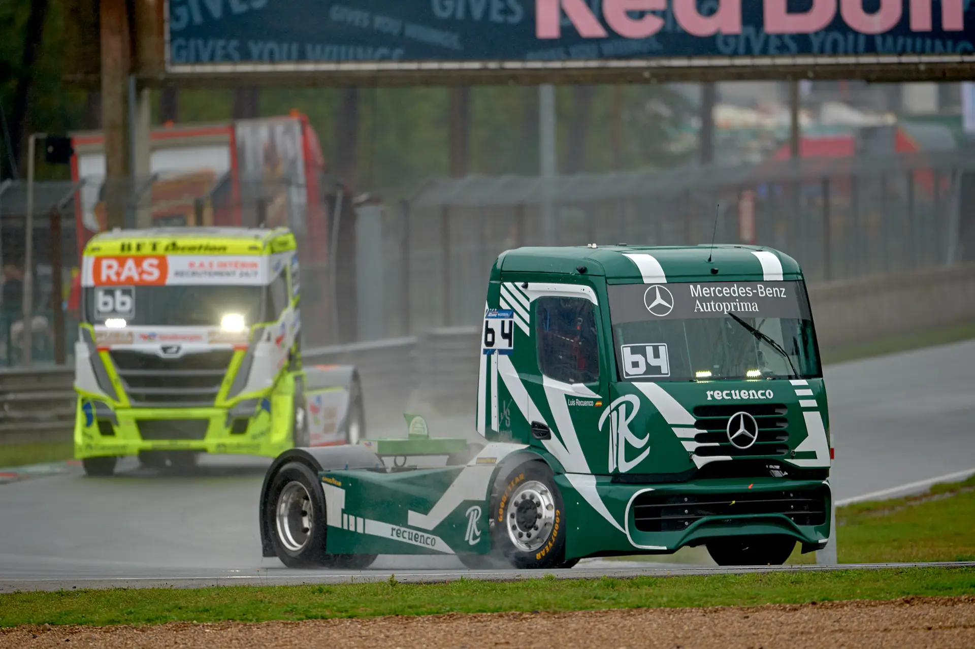 Dos camiones de competición circulan por una pista mojada bajo la lluvia durante la prueba del Europeo de Camiones celebrada en Zolder.