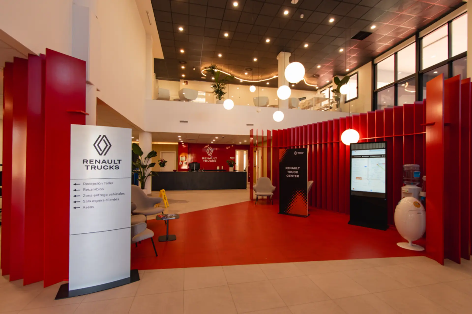La nueva sede de Renault Trucks en Getafe cuenta con una acogedora zona de recepción con llamativos detalles en rojo, una iluminación moderna y una señalización informativa clara que pone de relieve su compromiso con un servicio posventa excepcional.