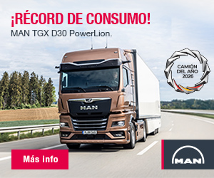 Un camión MAN TGX D30 PowerLion de color marrón circula por la autopista; el banner A destaca su récord de eficiencia en el consumo de combustible y el premio al mejor camión de 2026 en una posición destacada (07) para los usuarios de ordenadores de sobremesa.