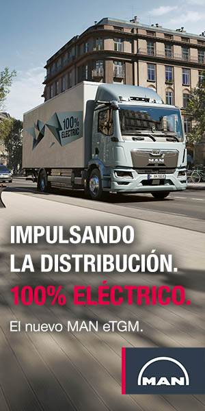 Camión de reparto eléctrico MAN eTGM circulando por una calle de la ciudad para un banner de escritorio, posición 02.
