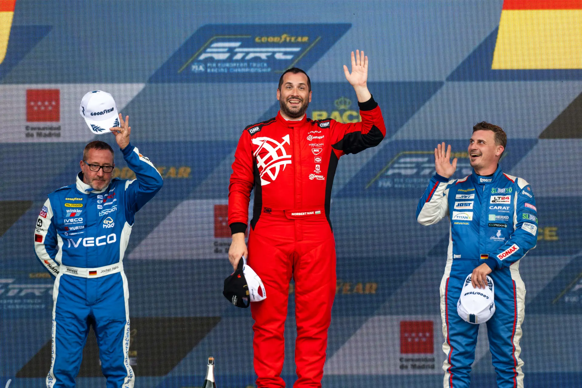 Tres pilotos de camiones de carreras, entre ellos Norbert Kiss, subidos al podio en Jarama.