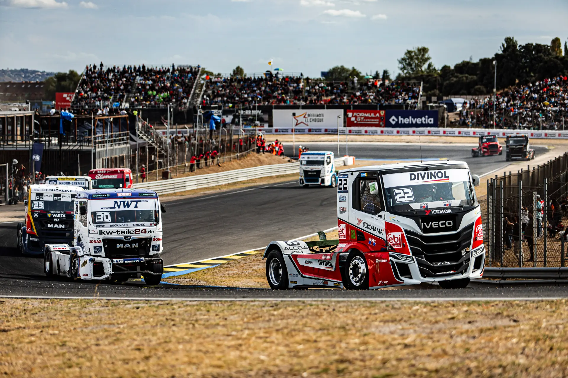 Camiones de carreras compitiendo en la pista durante el Europeo de Camiones en Jarama.