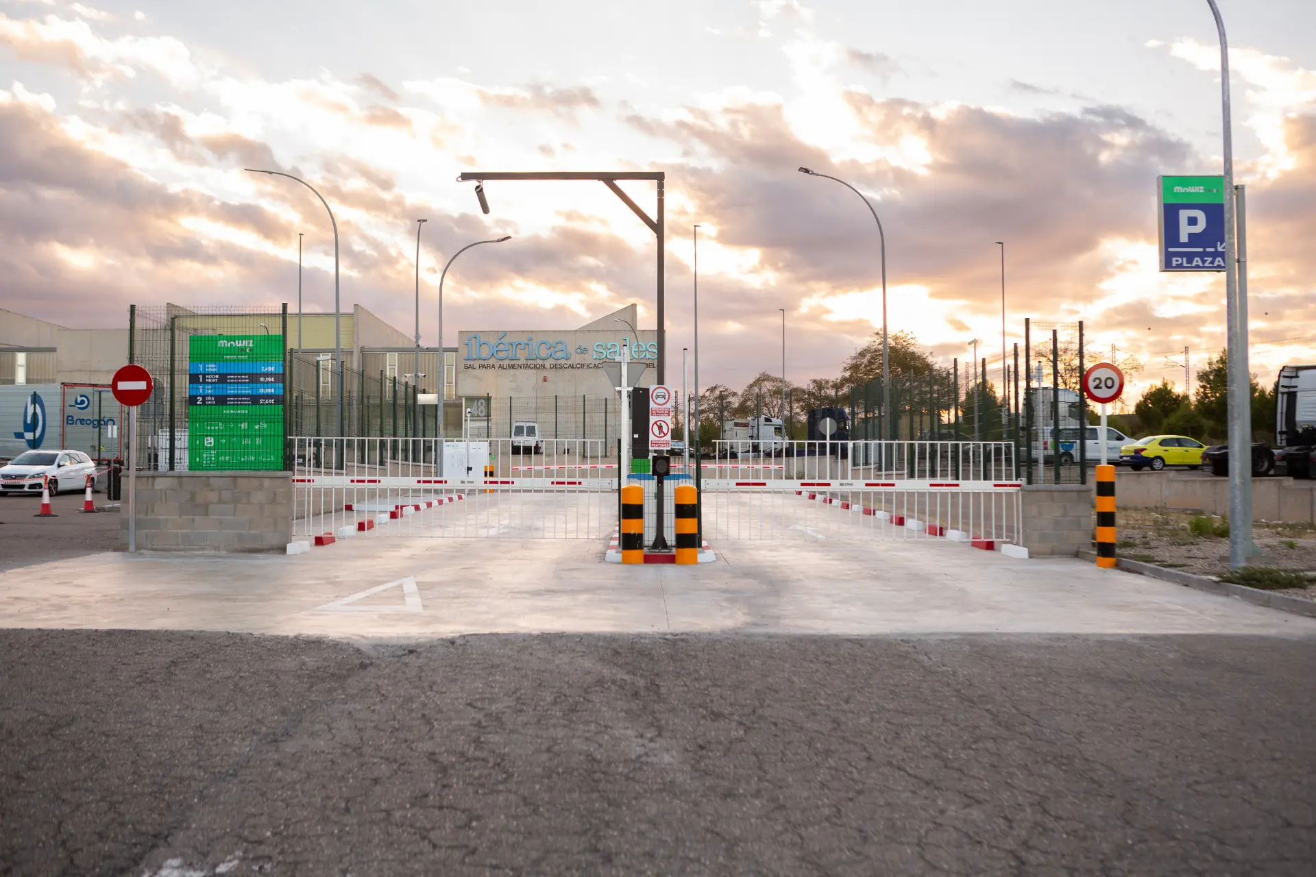 mowiz TRUCK y Repsol inauguran un aparcamiento seguro de 45 plazas para camiones en Zaragoza