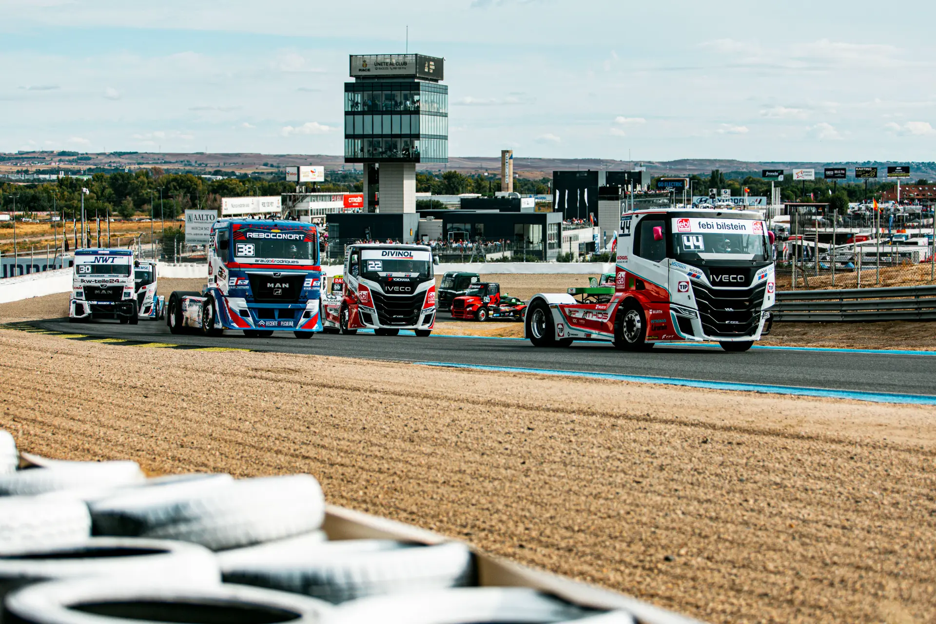 Norbert Kiss y otros camiones de carreras tomando a toda velocidad una curva del circuito del Jarama.