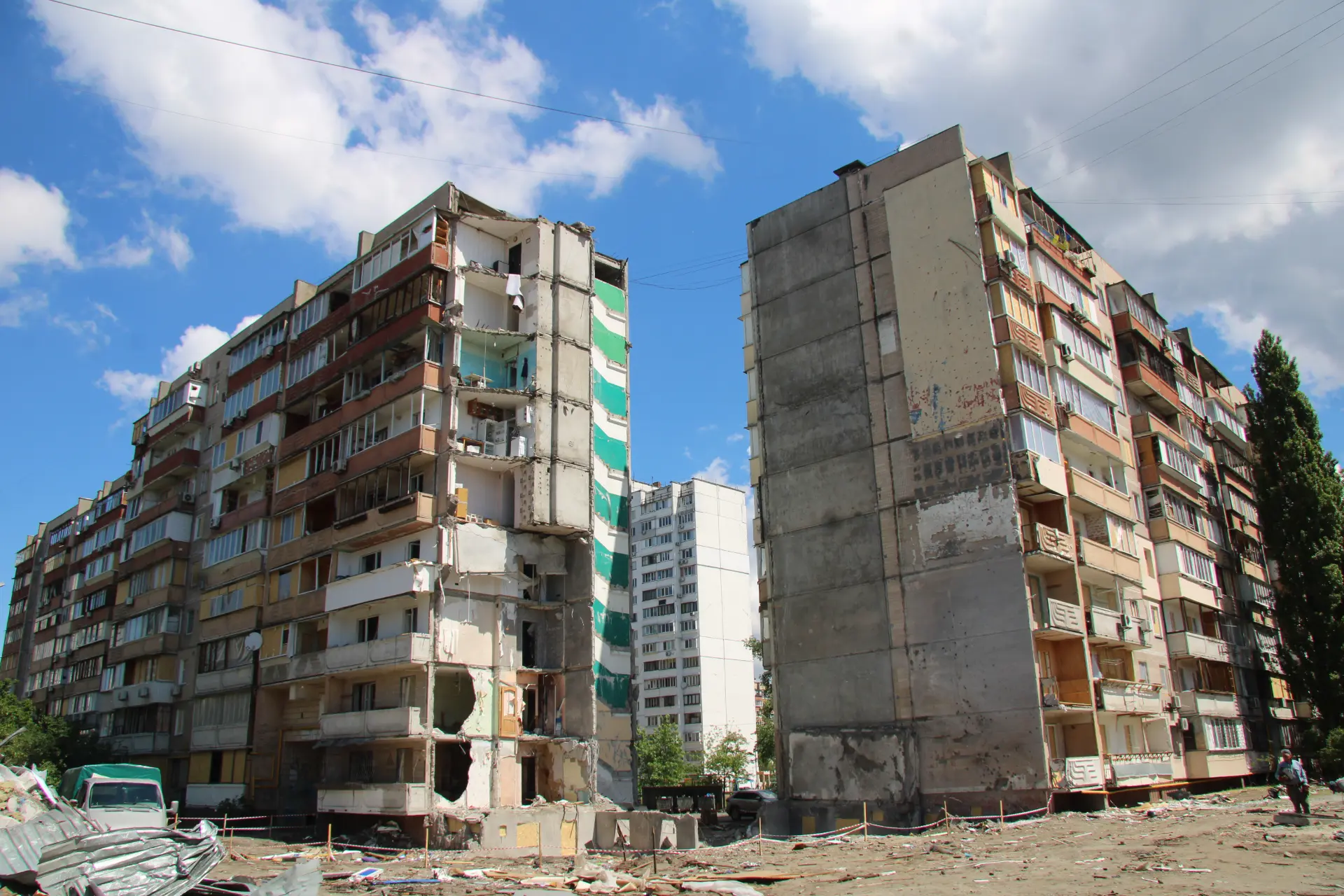 Dos edificios de viviendas muy dañados, con partes derrumbadas, a causa de la guerra en Ucrania.